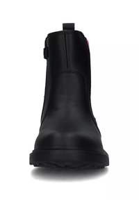 Stivaletto nero con finitura in pelle liscia, lato elastico, tab per il tallone e suola in gomma testurizzata.