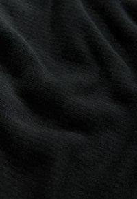 Czarny, teksturowany materiał z falami, prezentujący miękką i gładką powierzchnię. Subtelne zmiany połysku, bez widocznych wzorów czy akcentów.