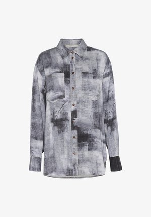 Camicia a maniche lunghe con un motivo astratto grigio e nero, due tasche sul petto e bottoni marroni. Maniche lunghe con dettagli ai polsini.