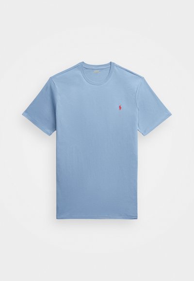 Ανοιχτό μπλε κοντομάνικο μπλουζάκι από βαμβάκι, με στρογγυλή λαιμόκοψη και μικρό κόκκινο κεντημένο λογότυπο στο επάνω αριστερό μέρος του στήθους.