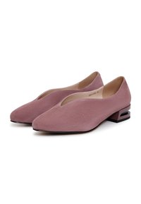 Pantofi joși din suede roz, cu vârf ascuțit și o decupare în formă de V. Au un toc mic, cu un design geometric. Textură netedă.