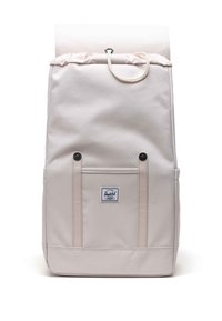 Sac à dos rose clair avec fermeture enroulable, bandoulière réglable, deux poches avant et un patch logo tissé. Fabriqué en tissu durable.