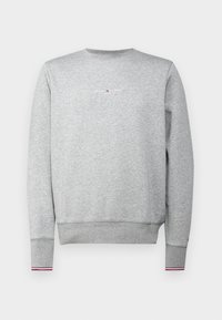 Sudadera gris de manga larga, cuello redondo, con puños y dobladillo de canalé. Presenta un pequeño logo bordado en el pecho con acentos rojos y azules.