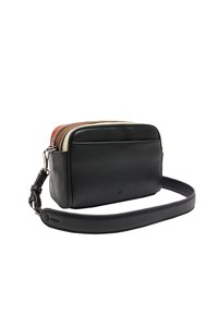 Czarna skórzana torba na ramię o ziarnistej fakturze, wyposażona w zamknięcie na zamek i regulowany pasek. Wiele przegródek w kontrastujących kolorach.