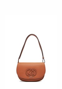 Bolso de hombro de cuero marrón claro con una silueta curva, que presenta un detalle de logotipo de latón, correa plana y superficie texturizada.