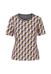 Kurzarm-T-Shirt aus pinkem Stoff mit wiederholtem gelbem Ananas-Muster und einem schwarz-weißen gestreiften Ausschnitt.