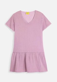 Robe courte à manches courtes de couleur lilas, avec un col en V, présentant une surface texturée et un ourlet évasé. Fabriquée en tissu doux avec une taille froncée.