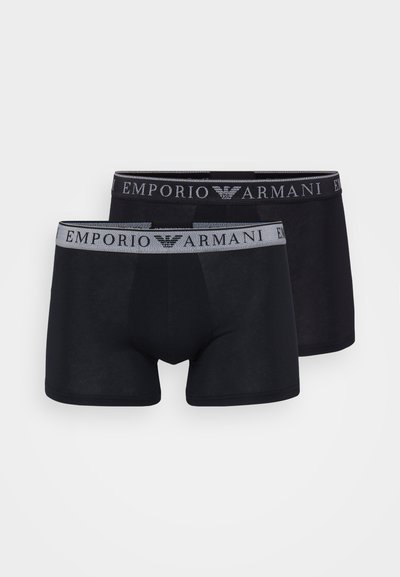 Čierna súprava boxerkových nohavíc, vyrobená zo soft materiálu s elastickým pásom a strieborným logom "Emporio Armani". Obsahuje dva páry.