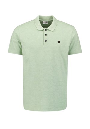 Polo shirt vert clair en tissu doux avec un col classique, une patte de boutonnage à trois boutons et un logo hexagonal discret sur la poitrine.