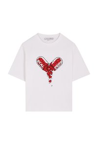 Witte katoenen T-shirt met een grafisch ontwerp van rode harten die uit twee capsulevormen stromen, met de tekst "SCALPERS". Korte mouwen, relaxte pasvorm.