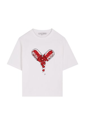Camiseta blanca de algodón con un diseño gráfico de corazones rojos saliendo de dos formas de cápsula con el texto "SCALPERS". Manga corta, ajuste relajado.