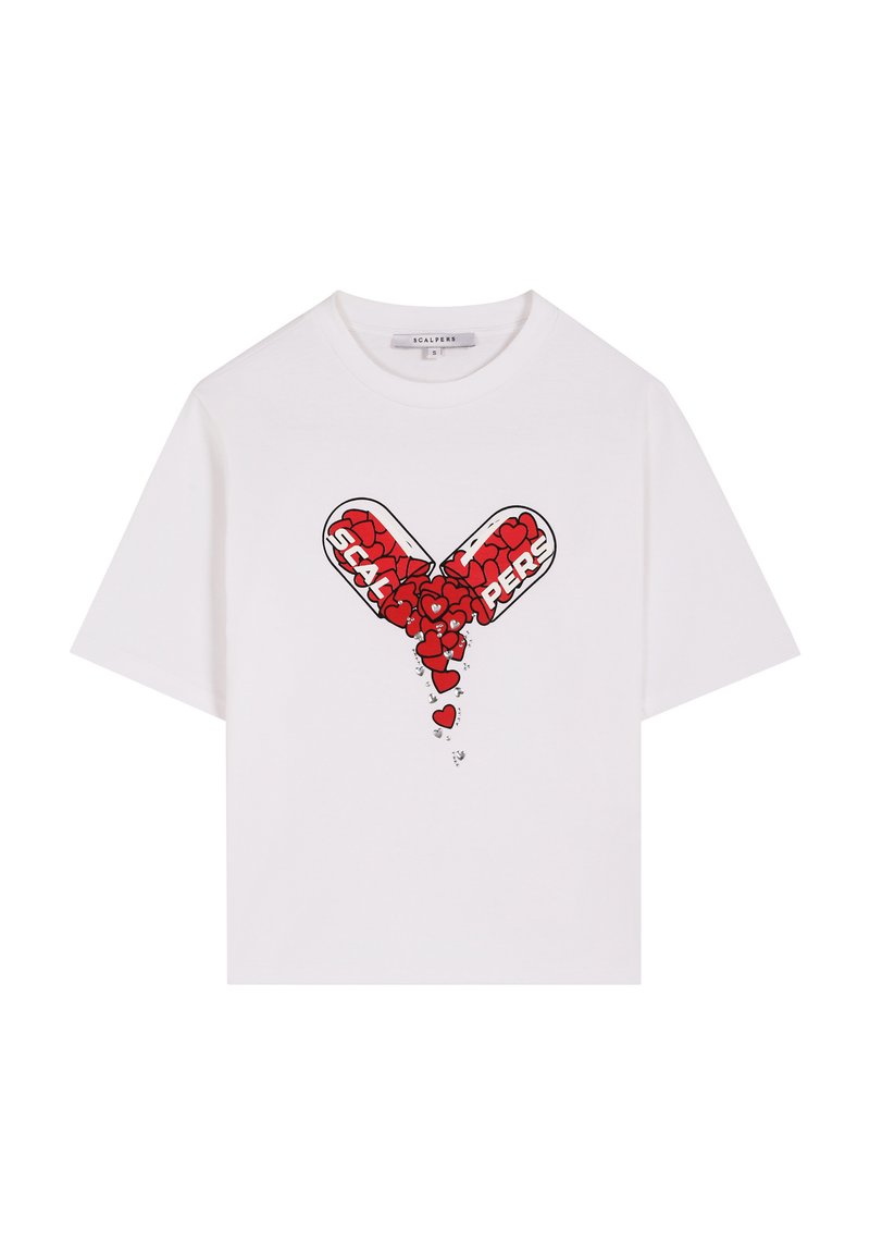 Witte katoenen T-shirt met een grafisch ontwerp van rode harten die uit twee capsulevormen stromen, met de tekst "SCALPERS". Korte mouwen, relaxte pasvorm.