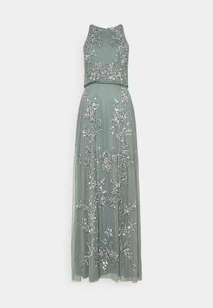 Robe longue verte sans manches en tissu transparent, ornée d'une broderie florale argentée complexe sur le corsage et la jupe.