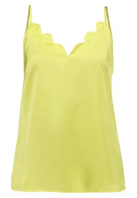 Gul satin camisole med scalloped V-ringning och tunna band, med en slät textur och avslappnad passform.