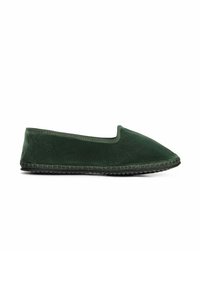 Scarpa da uomo slip-on in velluto verde con punta affusolata, senza hardware visibile, e suola in gomma testurizzata. La parte superiore ha una finitura liscia.