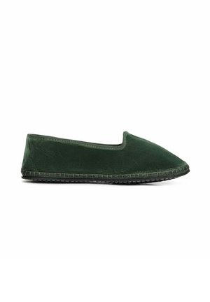 Scarpa da uomo slip-on in velluto verde con punta affusolata, senza hardware visibile, e suola in gomma testurizzata. La parte superiore ha una finitura liscia.