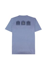 T-shirt bleu à manches courtes avec trois graphiques de clipboard à rayures foncées près du haut du dos, le clipboard central affichant le numéro 15.