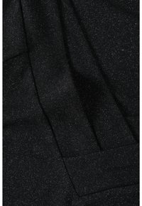 Čierna tkanina s jemným metalickým leskom a hladkou textúrou, s viditeľnými záhybmi a rôznymi odrazmi svetla.