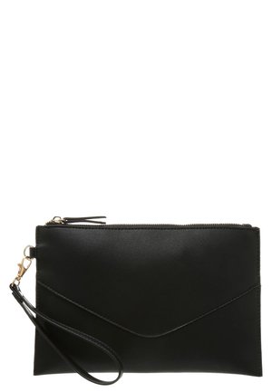 Pochette noire rectangulaire avec une fermeture éclair sur le dessus et une lanière de poignet attachée avec une boucle dorée.