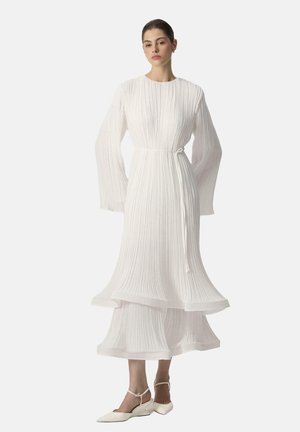 PLEATED WITH BINDING BELT - Maxi šaty - white