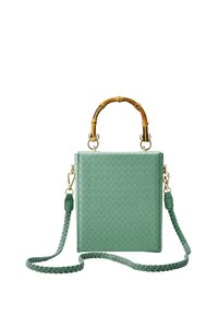 Zielona torba skórzana pleciona z bambusowym uchwytem, złotymi akcentami i zaplecionym paskiem na ramię. Kwadratowy kształt, gładka tekstura i zorganizowany design.