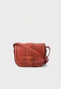 Smeđa kožna torba na prelazak s oblikovanom strukturom, utisnutim detaljima i ukrasnim remenom. Na prednjoj strani ima pločicu s logotipom.