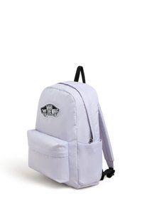 Paarse stoffen rugzak met een gevoerde rug, logo patch en voorvak. Voorzien van zwarte banden en ritsaccenten. Textuurafwerking.