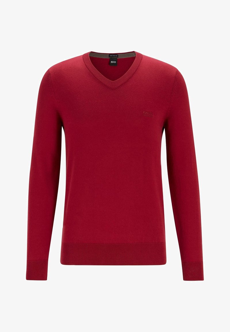 Pull rouge à col en V manches longues avec poignets et ourlet côtelés, avec un petit logo BOSS embossé sur la poitrine gauche.