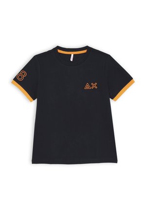 T-shirt nera a maniche corte con dettagli arancioni sulle maniche. Presenta simboli geometrici ricamati: triangolo e X sul petto, e "8" sulla manica.