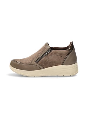 Zapato informal de ante marrón, tipo slip-on, con cremallera lateral, detalles perforados y suela blanca gruesa, diseñado para la comodidad y facilidad de uso.