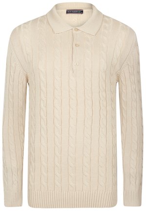 Suéter de polo de punto beige con un patrón de trenzas, tapeta de tres botones y puños y dobladillo acanalados. Textura suave y corte relajado.