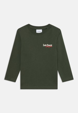 Langärmliges T-Shirt aus olivgrünem Baumwollstoff, mit einem runden Ausschnitt und kleinem weiß-rotem Logo auf der Brust. Glatte Textur, schlichtes Design.