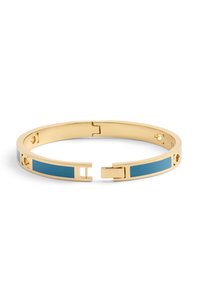 Bracelet jonc doré avec enlays en émail bleu. Fini lisse avec une forme ouverte élégante et un mécanisme de fermeture sécurisé.