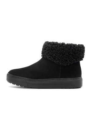 Bottines noires en suède avec un col en fourrure noire duveteux. Semelle en caoutchouc plate, bout arrondi et détails de couture minimalistes.