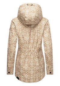 Chaqueta de color marrón claro con un estampado, capucha, cintura ajustable con cordón, mangas largas y cierres a presión. Presenta diseños abstractos en color blanco por toda la prenda.