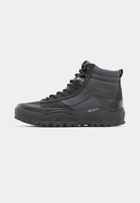 GORE-TEX svarte mid-cut tursko med teksturert overflate, snøring og robust gummisåle med fremtredende mønster for godt grep.