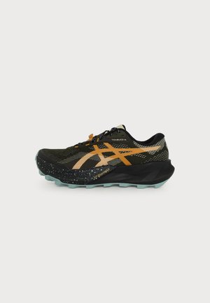 Sort og grøn trail-løbesko med orange Asics-logo, stænket sort mellemsål, lyseblå sål og mesh-overdel, set fra siden.