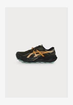 Chaussure de trail running noire et verte avec logo Asics orange, semelle intermédiaire noire mouchetée, semelle bleue claire et dessus en mesh, vue de côté.