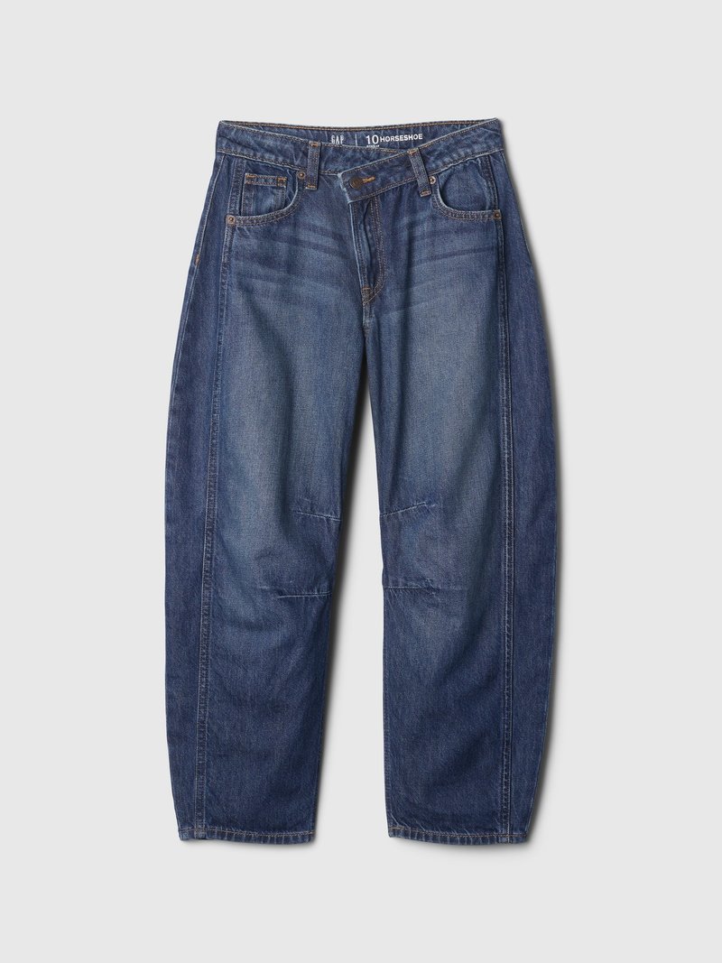 Denim-Jeans mit lockerer Passform in Dunkelblau, ausgestattet mit Standardtaschen, einem Knopfverschluss und sichtbaren Nähdetails an den Beinen.
