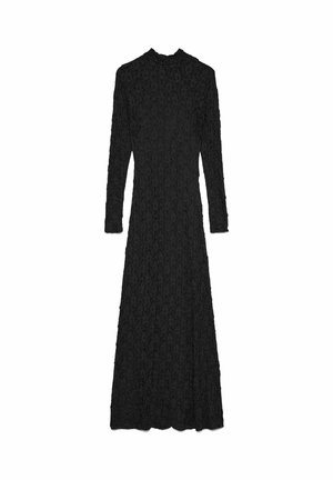Dolga črna čipkasta obleka z dolgimi rokavi, visokim ovratnikom in A-linijsko silhueto, s teksturiranim cvetličnim vzorcem po celotni površini.