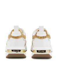 Sneakers bianchi con accenti beige, dotati di un retro testurizzato, Accessori in oro sulla suola e un dettaglio del logo sul tallone.