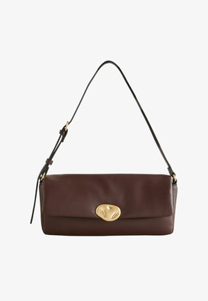 Dunkelbraune Lederschultertasche mit weicher rechteckiger Form, verstellbarem Riemen und einem glatten, unregelmäßigen goldenen Verschluss auf der Vorderseite.