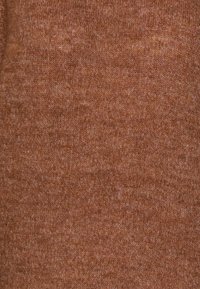 Tissu en tricot brun avec une texture douce, présentant un motif chiné et un tissage uniforme sur toute la surface.