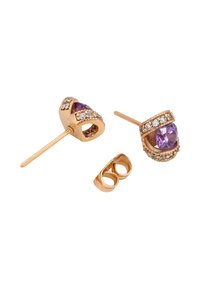 Orecchini in tono oro con una pietra viola circondata da piccoli cristalli trasparenti, con un design testurizzato e chiusura posteriore sicura.