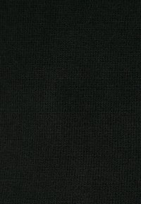 Tissu noir tricoté avec une texture côtelée serrée et uniforme, présenté en vue rapprochée.