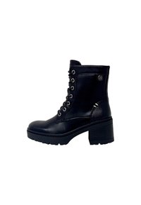 Stivaletto in pelle nera con finitura testurizzata, lacci davanti e tacco spesso. Presenta occhielli in metallo tondeggianti e un accento con logo.