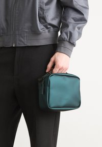 BOX BAG UNISEX - Cross body bag - nacre