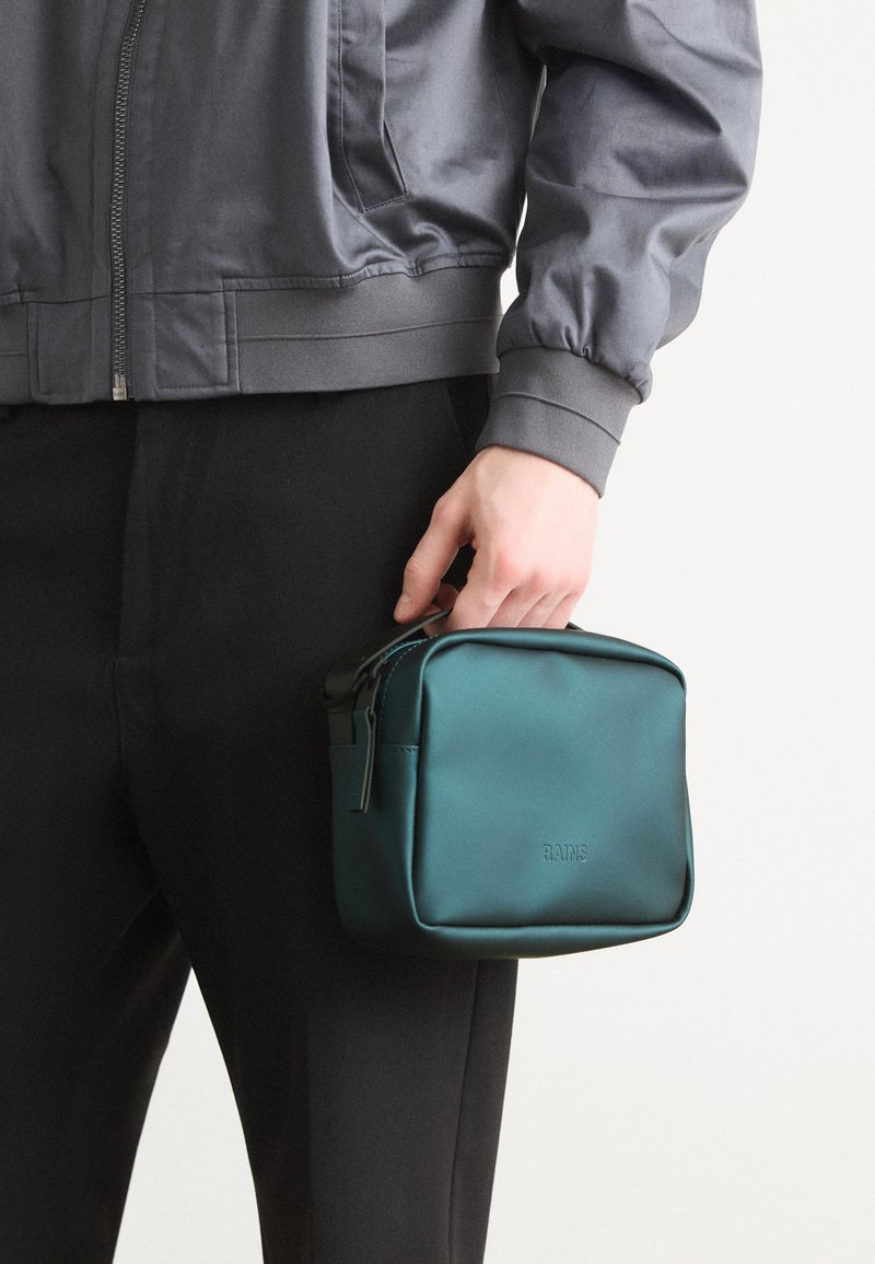 Rains BOX BAG UNISEX - Cross body bag - nacre/off-white - Zalando.co.uk