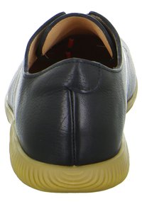 Marineblaue Lederschuhe mit runder Form, weicher Textur und elastischen Einsätzen. Sie verfügen über eine hellbraune Gummisohle und minimalistische Details.