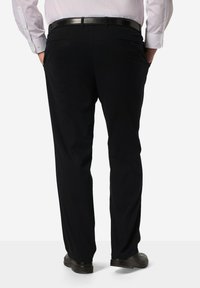 Pantaloni neri con un design a gamba dritta, realizzati in tessuto con una texture liscia, dotati di due tasche posteriori e una cintura in pelle nera.